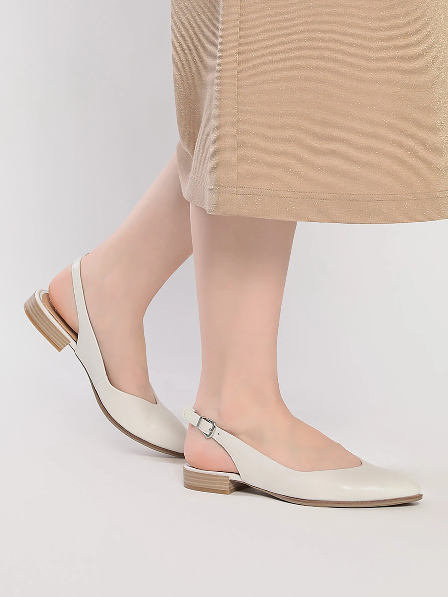 Туфли-слингбэки белого цвета на низком каблуке